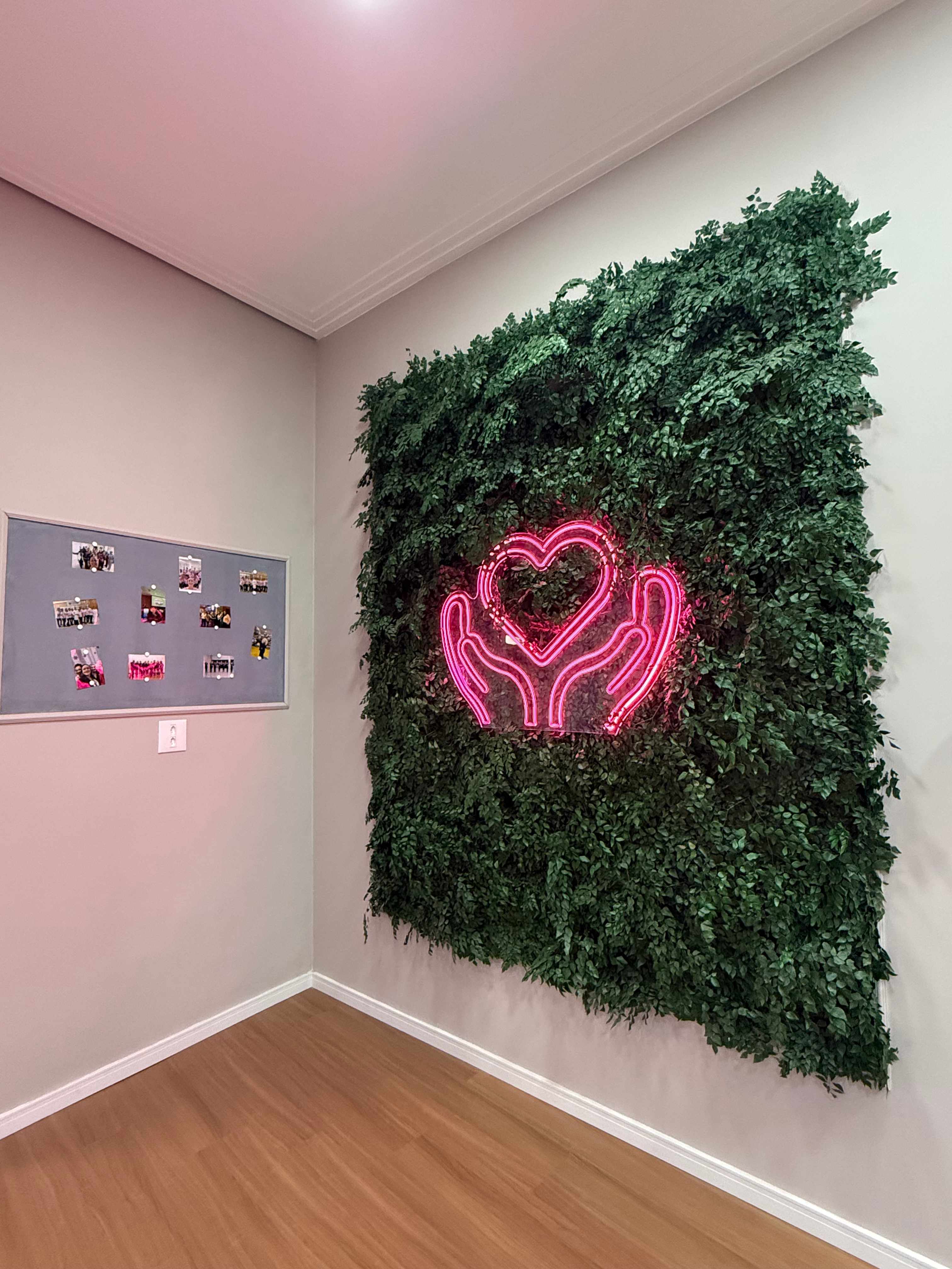 Jardim Vertical com Neon Amable - Cantinho Instagramável